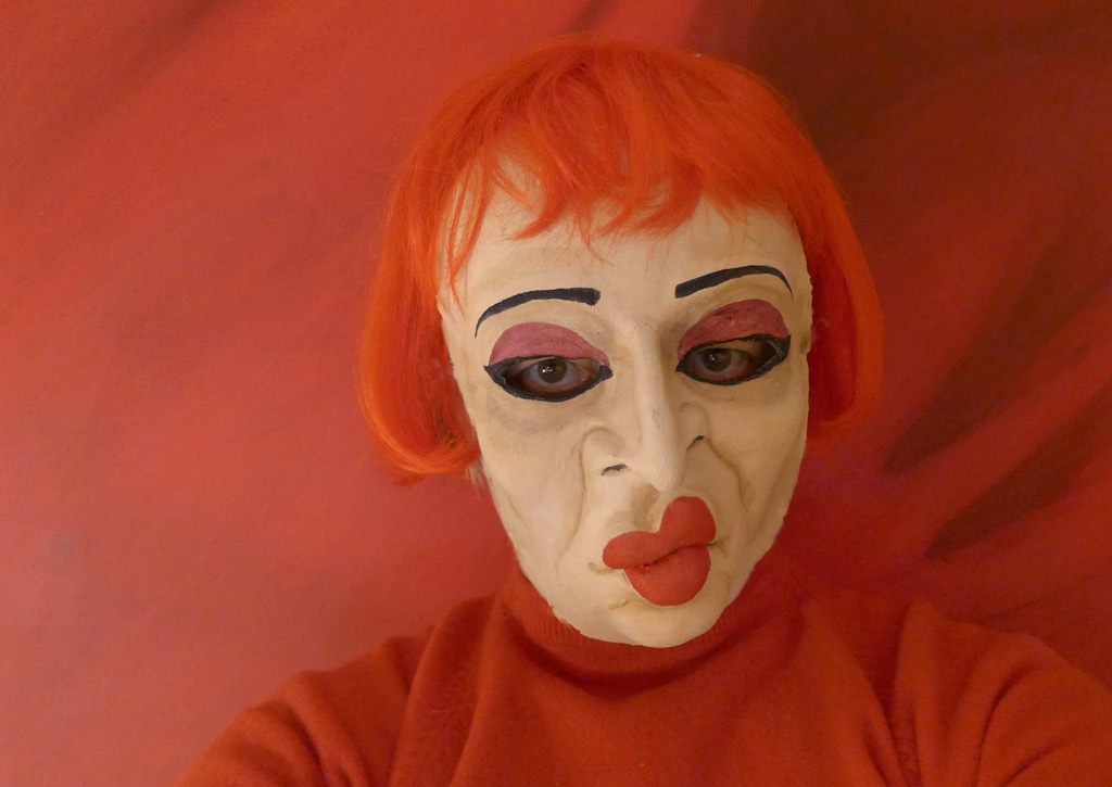Foto einer Frau mit Maske inspiriert von Otto Dix