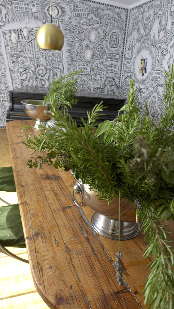 Foto: Tisch mit Pflanzen